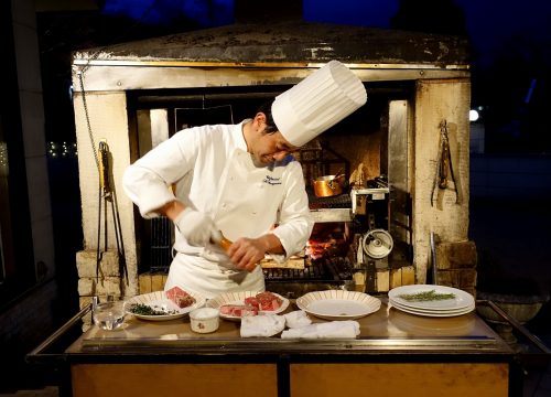 Le chef en cuisine au restaurant français de l'hôtel Odakyu highland à Hakone, Kanagawa, Japon