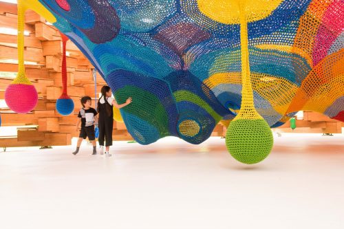 Woods of Net, l'œuvre colorée de Toshiko Horiuchi MacAdam, prisée par les enfants à l'Hakone Open Air Museum à Hakone, Kanagawa, Japon