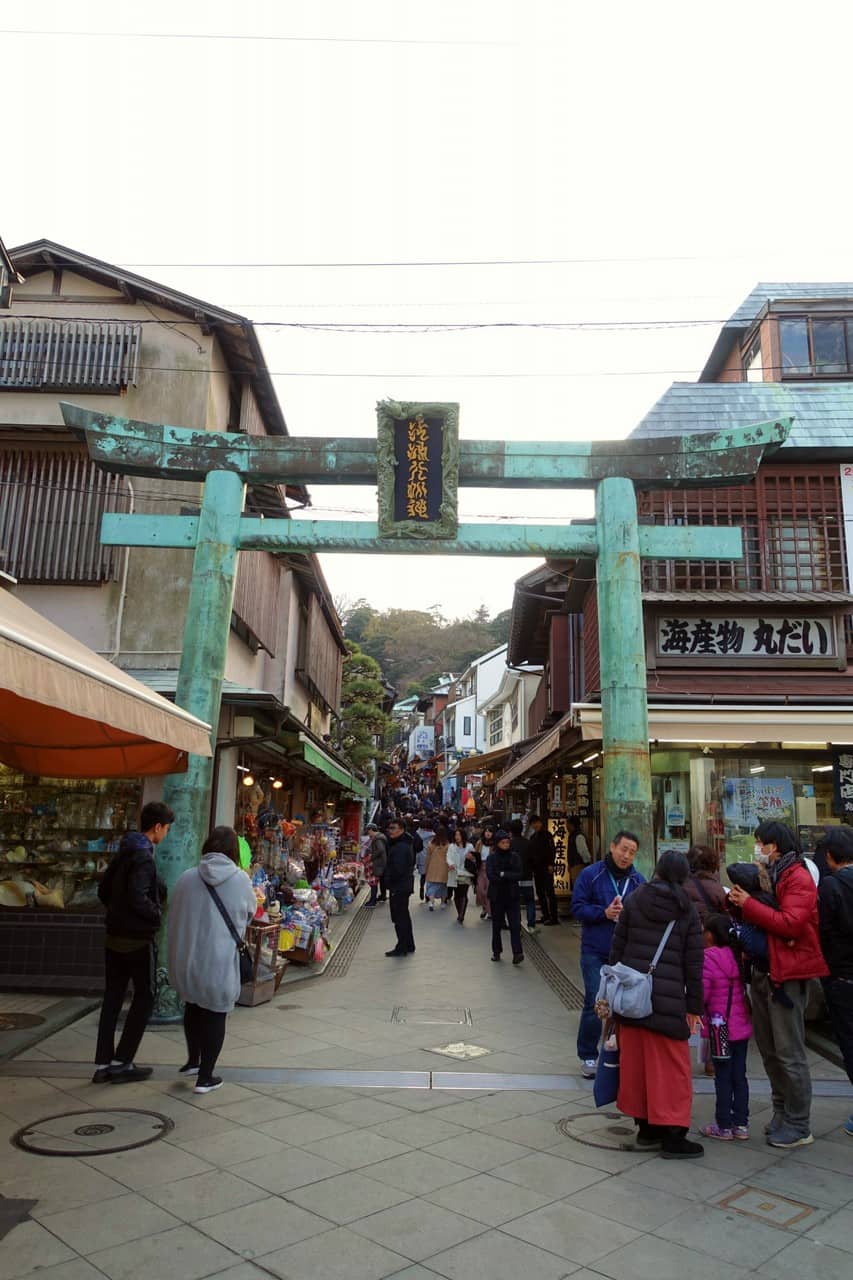 Le grand torri à l'entrée de l'île Enoshima, Fujisawa, préfecture de Kanagawa