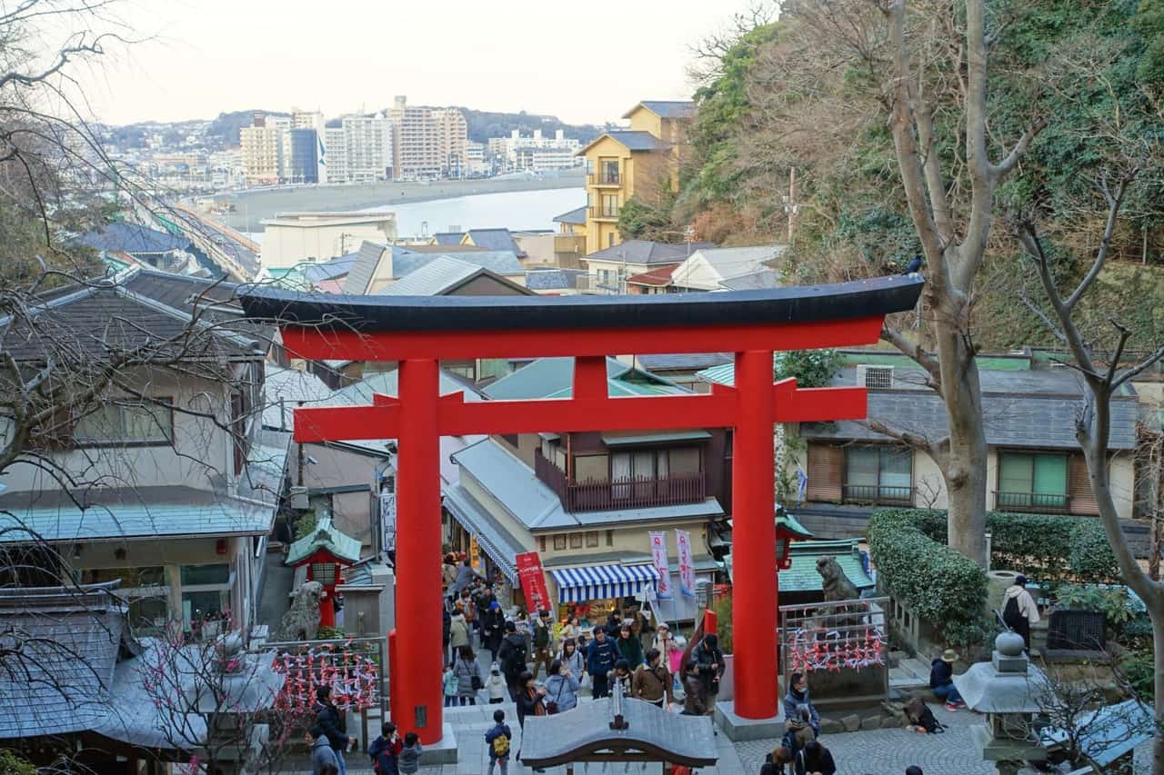 Le grand torii qui marque l'entrée du sanctuaire Enoshima-jinja, sur l'île d'Enoshima, Fujisawa, préfecture de Kanagawa