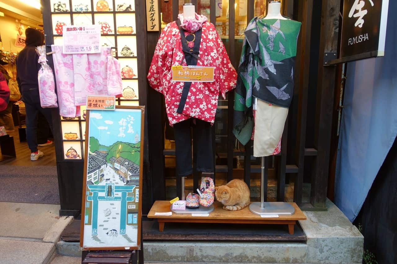 Vitrine de le rue commerçante Benzaiten Nakamise-dori sur Enoshima, Fujisawa, préfecture de Kanagawa