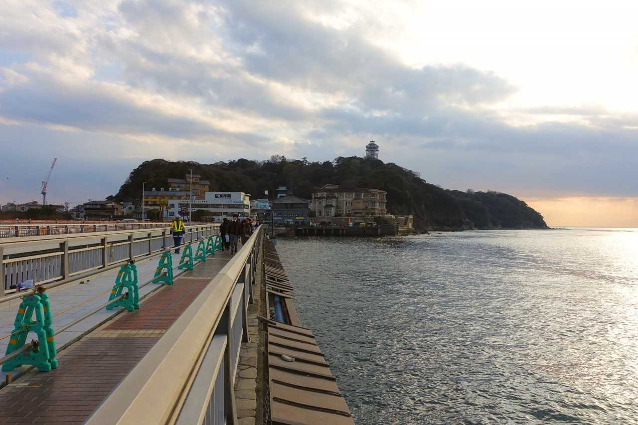 Arrivée par le pont Benten-bashi sur Enoshima, Fujisawa, préfecture de Kanagawa