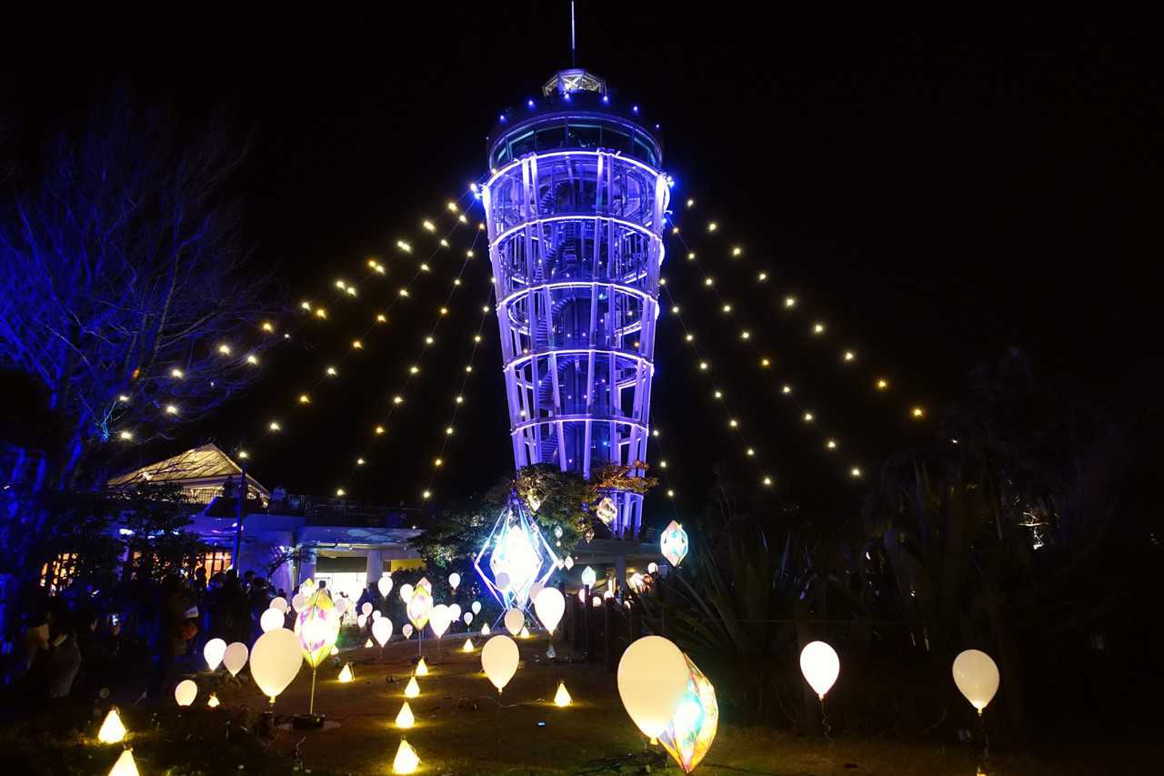 La tour Sea Candle du jardin Samuel Cocking sur Enoshima, Fujisawa, préfecture de Kanagawa, pendant le festival hivernal d'illuminations 