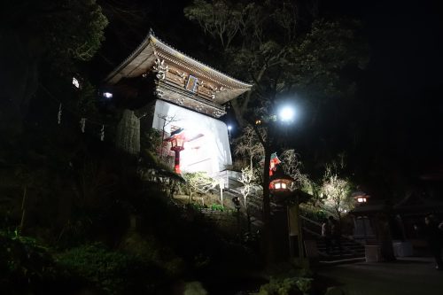 Porte menant aux temples de l'île d'Enoshima, vue de nuit