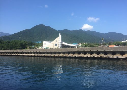 Arrivée sur le port de Miyanoura et vue sur le Centre Culturel et Environnemental de Yakushima, Japon