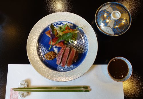 Dîner de cuisine kaiseki (bœuf wagyu) au ryokan Shinsen de Takachiho (Miyazaki, Kyushu)