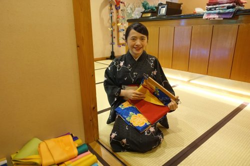 L'employée propose une séance d'essayage de kimono au ryokan Shinsen de Takachiho (Miyazaki, Kyushu)