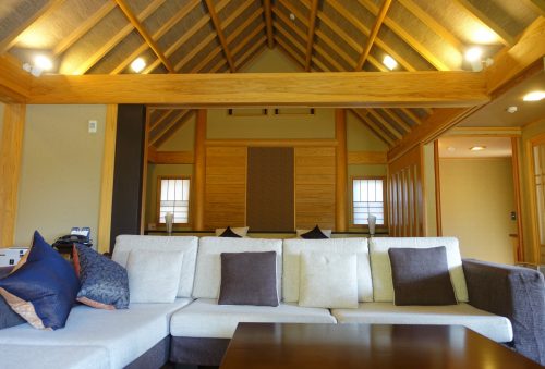 Salon avec un grand canapé, dans la chambre au ryokan Shinsen de Takachiho (Miyazaki, Kyushu)