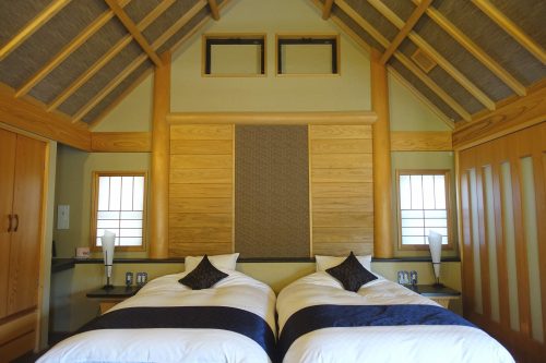 Chambre au design japonais moderne au ryokan Shinsen de Takachiho (Miyazaki, Kyushu)
