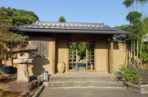 L'entrée traditionnelle du ryokan Shinsen de Takachiho (Miyazaki, Kyushu)