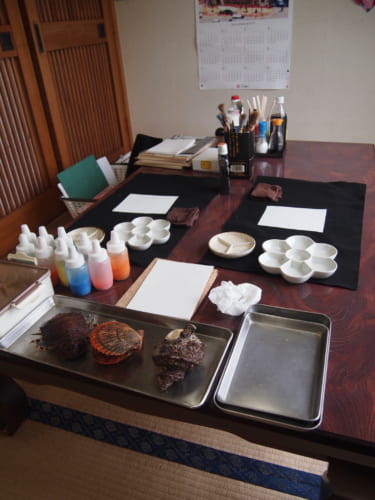 Le matériel prêt pour un atelier de peinture sumi-e 