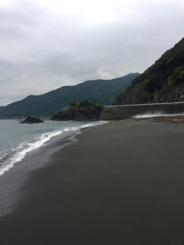 Plage de sable noir de Motosaru, Oita, Kyushu