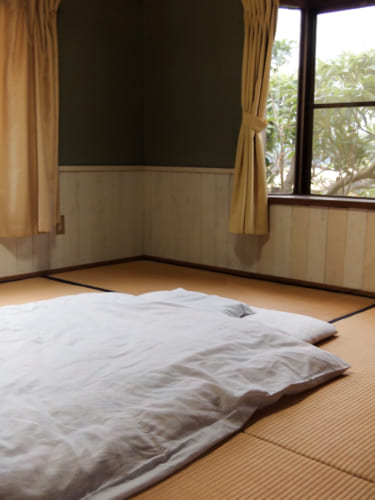 Chambre traditionnelle du Shimizu Marine Inn à Kamae : futon sur un sol de tatami