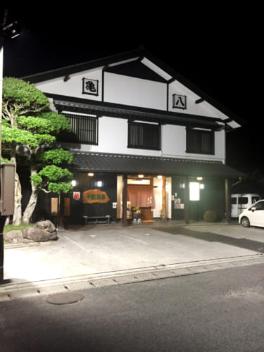 Façade du restaurant Kamehachi Sushi à Saiki, Oita, Kyushu
