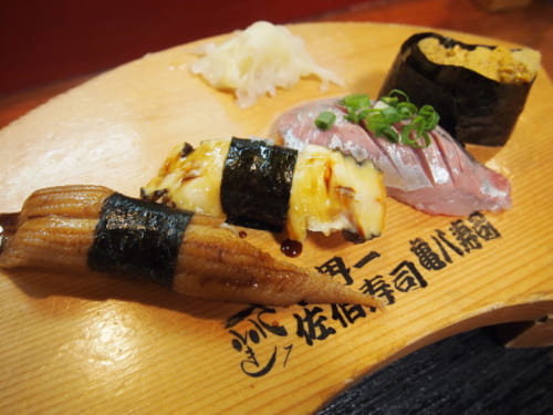 Assortiment de sushis sur un plateau en bois