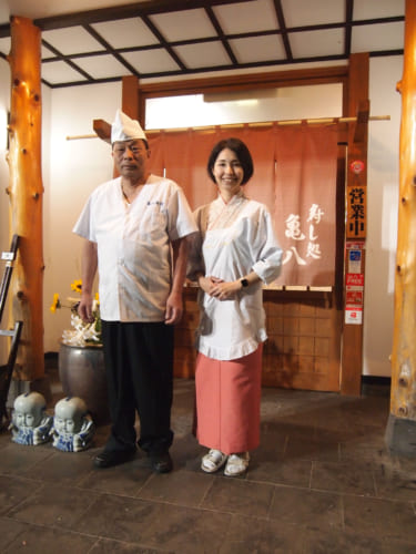 M. Todaka, maître sushi et sa fille qui travaille avec lui dans son restaurant à Saiki