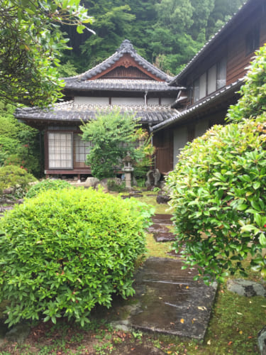 Demeure de nobles de époque Edo, entourée de vedure à Saiki, Oita, Kyushu