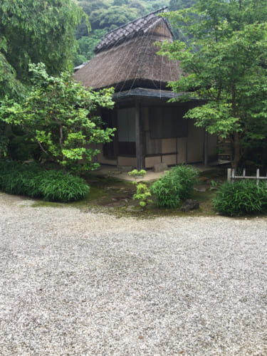 Petite maison de thé au toit de chaume au Kyushintei, Saiki, OIta