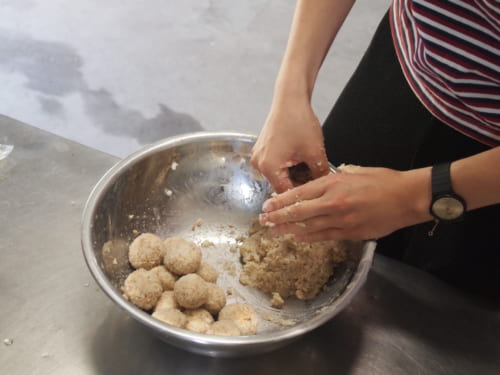 Mélange des ingrédients pour fabriquer le miso au Fukashima Shokudo