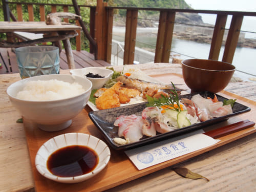 Menu du déjeuner au Fukashima Shokudô : sashimi, poissin frit, riz, soupe miso