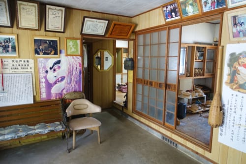 L'intérieur du studio Amanoiwato Kibori à Takachiho, où sont fabriqués les masques de kagura