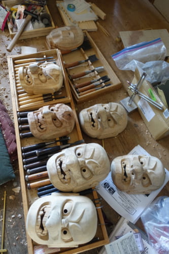 Masques de kagura sculptés mais pas encore peints au studio Amanoiwato Kibori à Takachiho