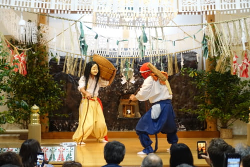 Quatrième acte du kagura de Takachiho : la danse de Goshintai, deux danseurs ensemble en scène