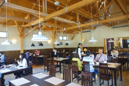 La salle du restaurant Nogami (Miyazaki, Kyushu), spécialisé dans le bœuf de Takachiho