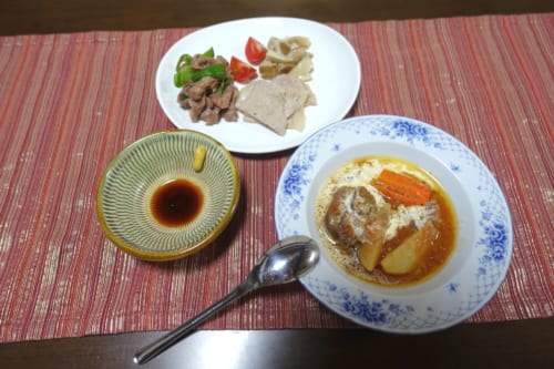 Dîner avec des produits locaux au Minshuku Maroudo, à Takachiho, Miyazaki, Kyushu