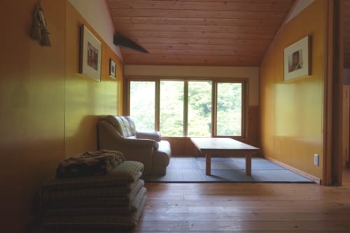 Salon commun avec vue sur la nature dans le Minshuku Maroudo, à Takachiho, Miyazaki, Kyushu