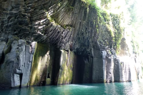 Vue sur les gorges de Takachiho (Miyazaki, Kyushu) : falaise et eau turquoise vues depuis la rivière