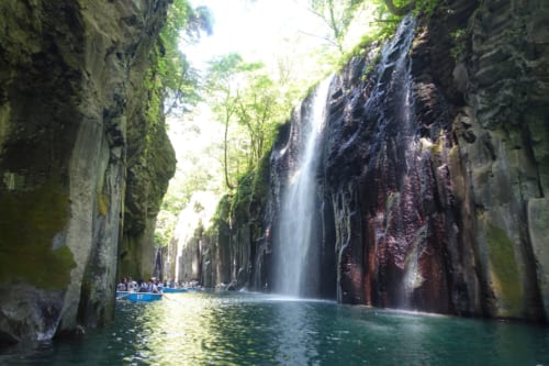 Vue sur les gorges de Takachiho (Miyazaki, Kyushu) : petites barques au bord de la cascade de Minai, vues depuis la rivière