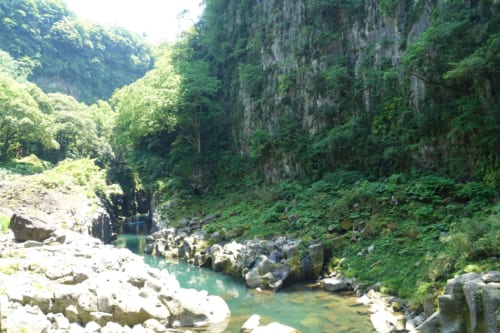 Takachiho (Miyazaki, Kyushu) : la rivière entourée de pierres blanches et de végétation