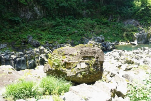 Vue sur les gorges de Takachiho (Miyazaki, Kyushu) : le rocher de Kihachi entouré d'une corde sacrée shinto