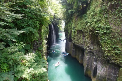 Vue sur les gorges de Takachiho (Miyazaki, Kyushu) : petites barques sur une eau turquoise