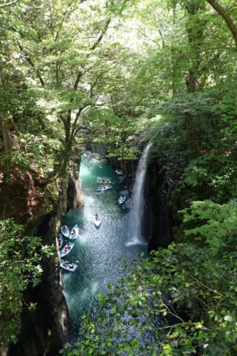 Vue sur les gorges de Takachiho (Miyazaki, Kyushu) : petites barques au bord de la cascade de Minai