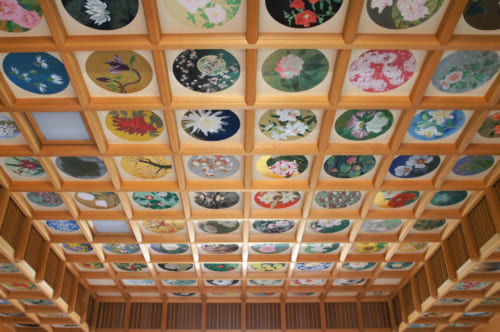 Plafond peint de 26à espèces de fleurs dans un bâtiment du temple Tachibana-dera