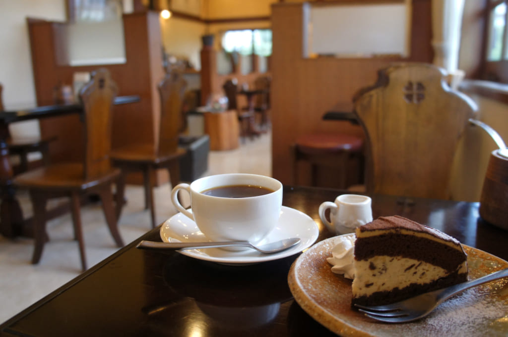 Café et pâtisserie au chocolat au Café Misono, dans un décor de bois sombre