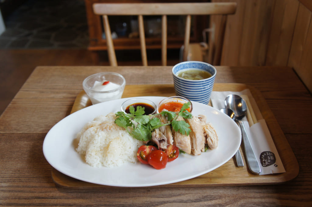 Poulet de Hainan au Coffee Sanpo, dans un décor tout en bois clair