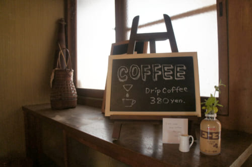 Ardoise signalant qu'il est possible de commander un Drip Coffee