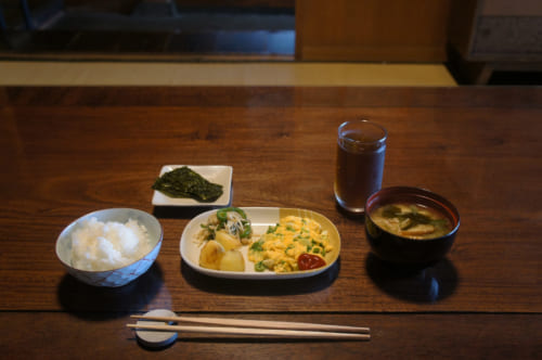 Petit déjeuner japonais à Tomaryanse : riz, soupe miso, œufs brouillés et légumes