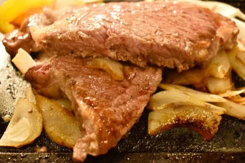 Pièce de bœuf wagyu Akaushi de Kumamoto, découpé