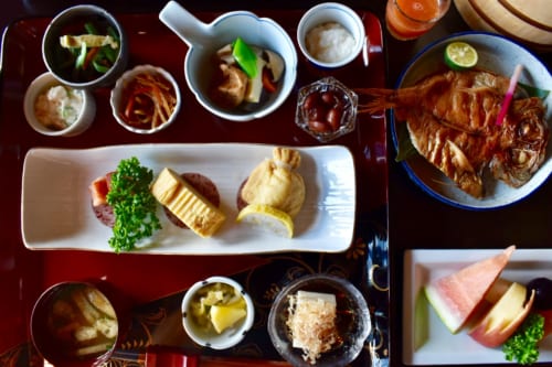 La grande variété des plats servis au petit déjeuner au Ryokan Konomama