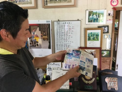 M. Miyazaki, fier de montrer les prix reçus par ses chiens shiba inu