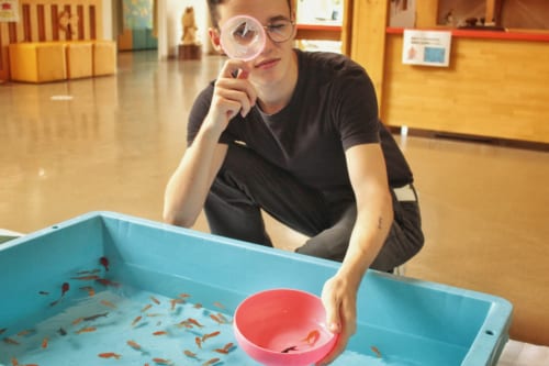 Luca tenant devant son visage l'épuisette percée