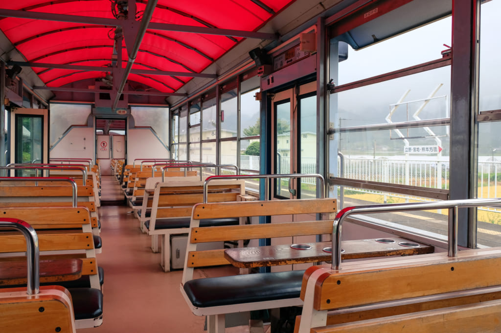 L'intérieur des wagons du train torokko qui roule entre la gare de Takamori et la gare de Nakamatsu