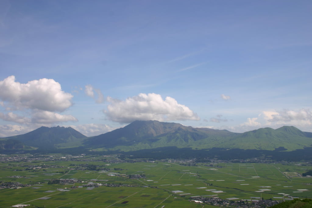 Vue sur la caldera du mont Aso
