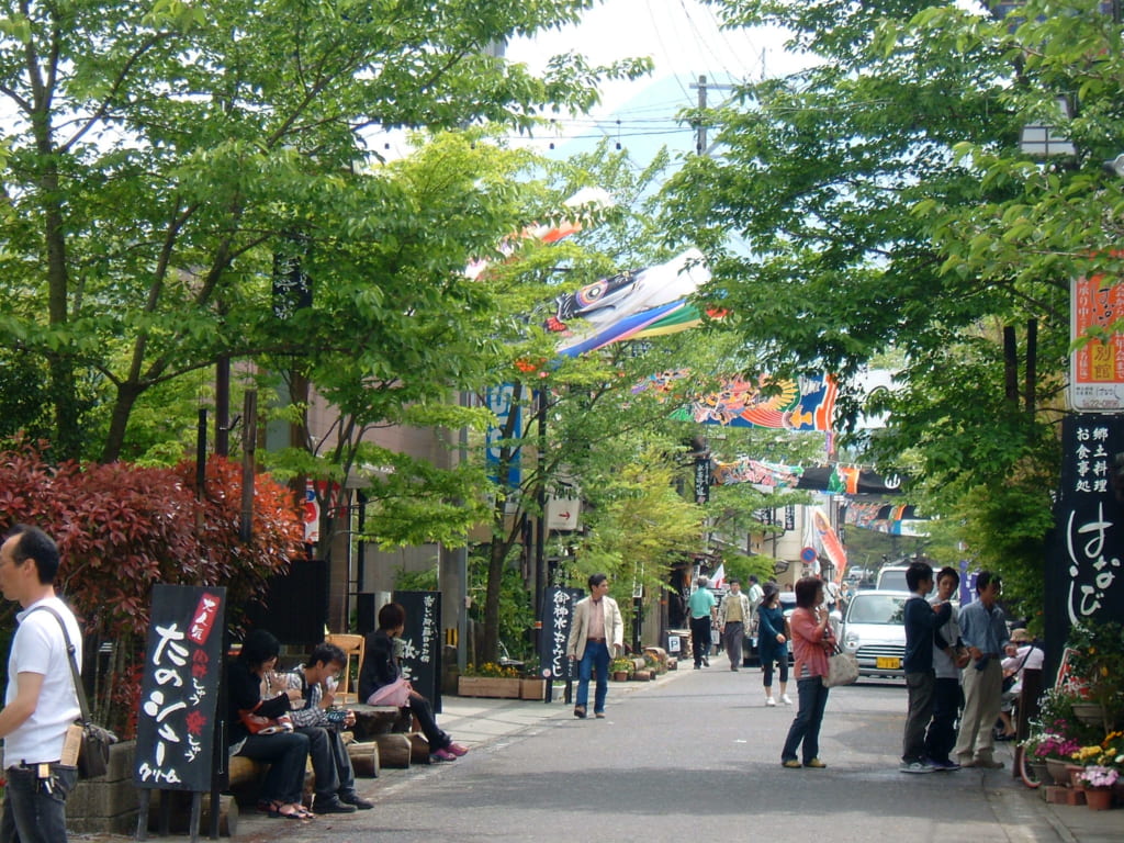 Les ruelles de Monzen-machi, arborées et bordées de boutiques