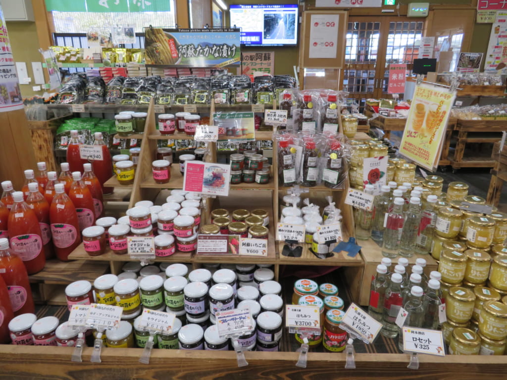 Produits locaux sur les étalages de la michi-no-eki d'Aso