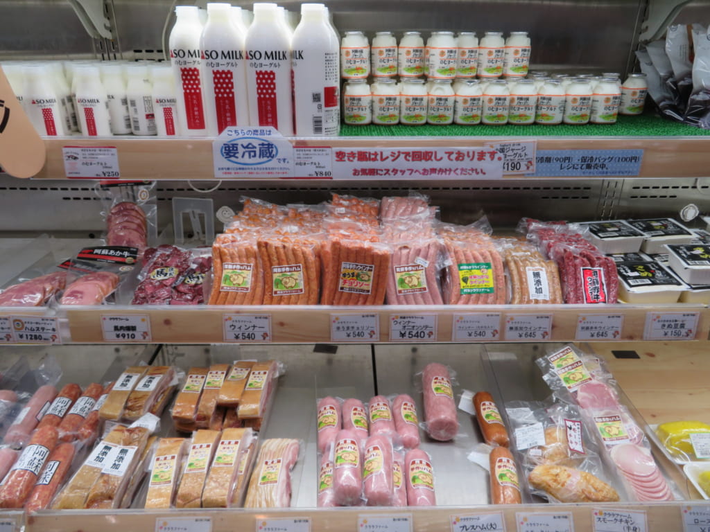 Produits frais en ventre dans la michi-no-eki d'Aso